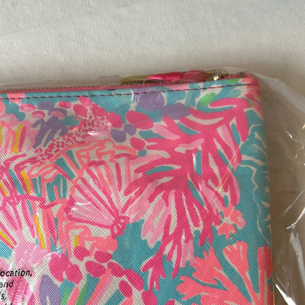 Lilly Pulitzer Splendor in the Sand Brand New  Tech Pouch - Picture 4 of 16